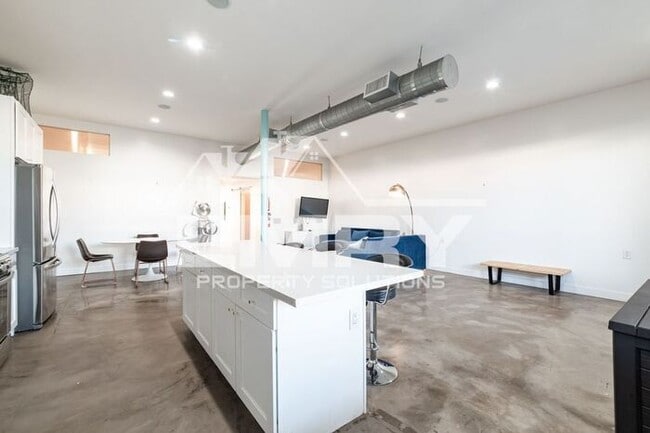Building Photo - Prime Commercial Office Space Available Beverly Blvd Los Angeles