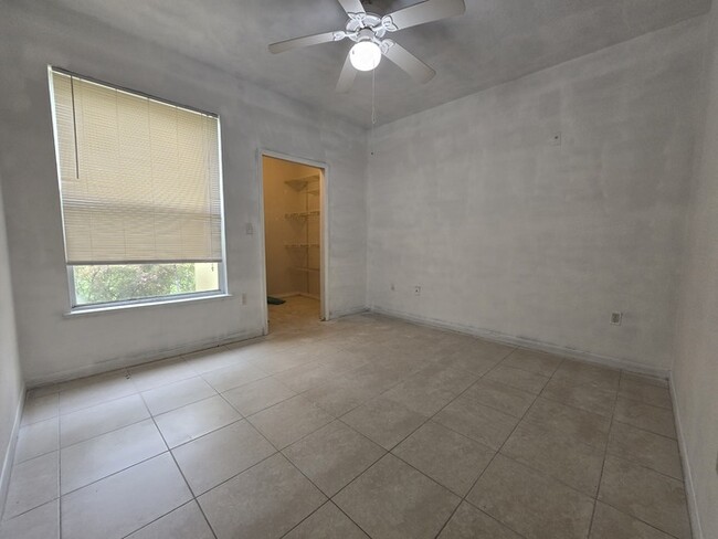 Building Photo - Great 2 Bed 1 Bath Ground floor condo in L...