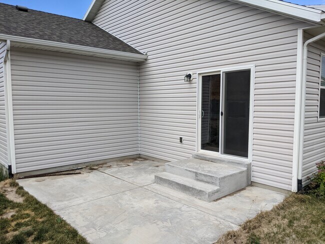 Building Photo - 889 E 600 N