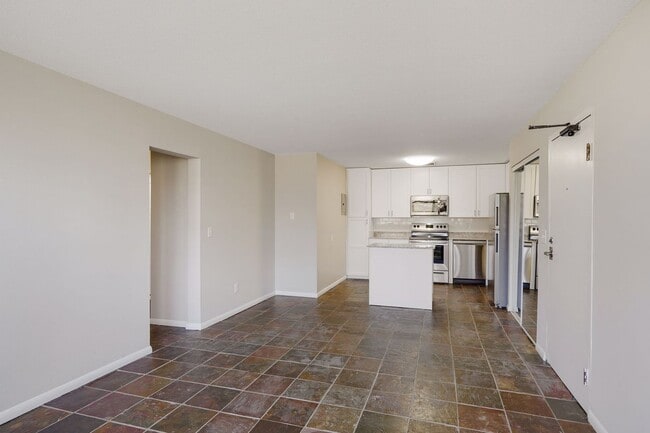Building Photo - Remodeled Garden 2 bedroom