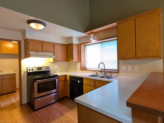 Building Photo - Fantastic 4 Bedroom, 2 Bath Home In The Thurston Area Of Springfield!