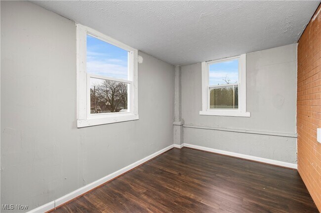 Building Photo - 1063 W 21st St