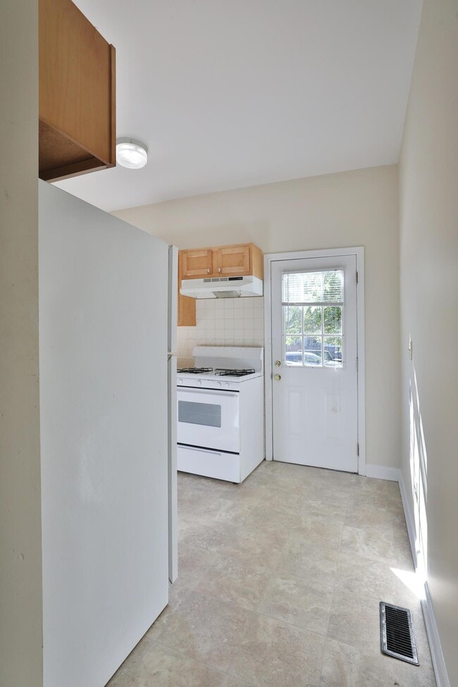 Building Photo - 127 E Hudson St
