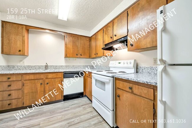 Building Photo - Spacious Updated 2 Bedroom 1 Bath Upstairs...