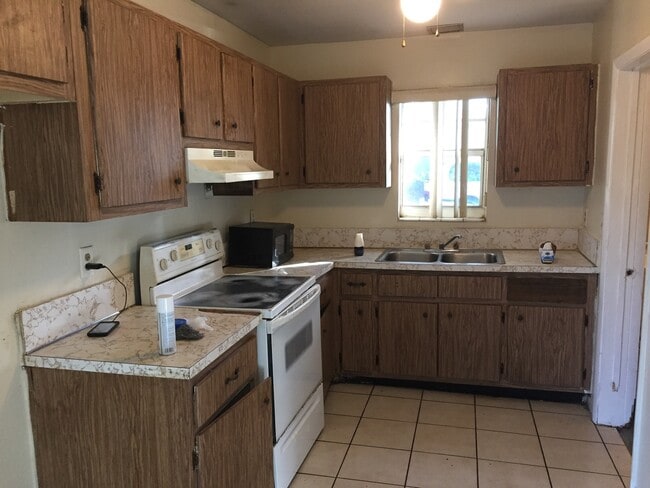 Building Photo - Large 3-1 house in the Manors  with big backyard and central air