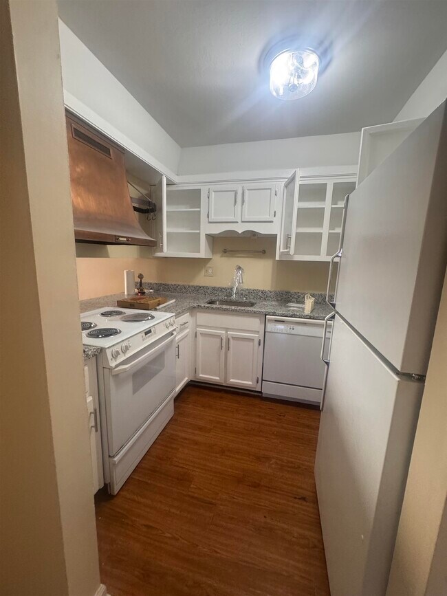 Building Photo - 6633 Poplar Woods Cir E