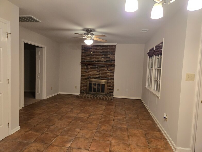 Building Photo - 11015 S Ford Rd