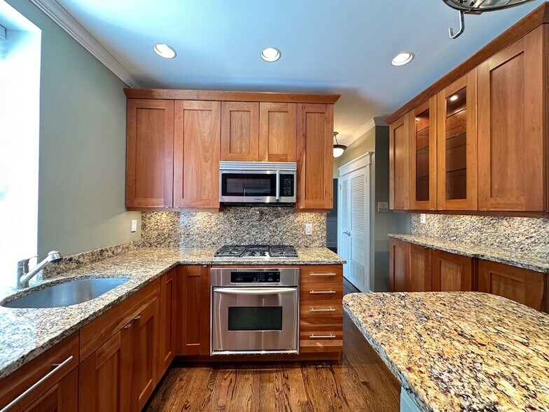 Building Photo - 3616 N Bosworth Ave