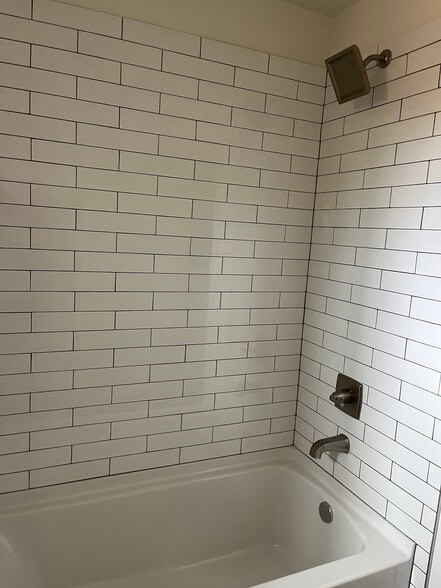 Shower/Tub - 1727 E Oak St