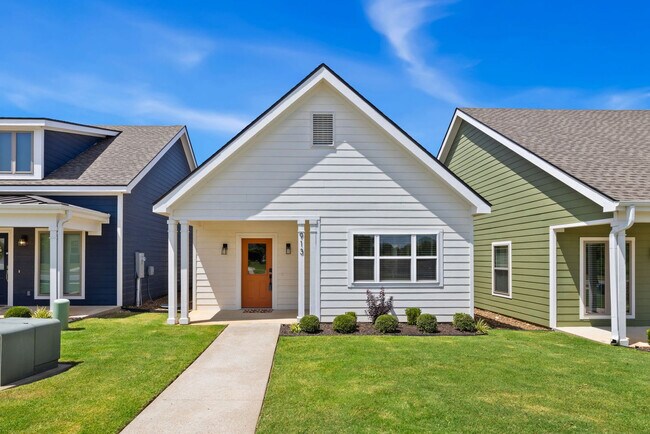 Building Photo - 913 NE Hts Ln