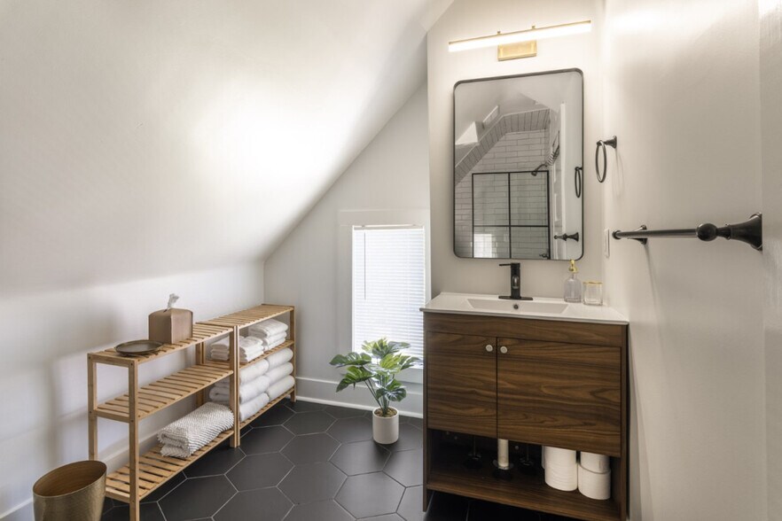 Building Photo - 1382 Burdette Ave