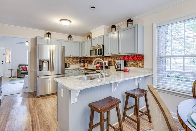Building Photo - 6300 Daybreak Dr