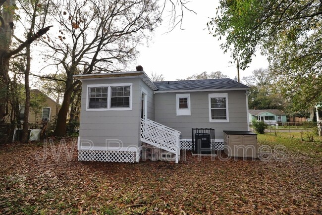 Building Photo - 3245 Dillon St