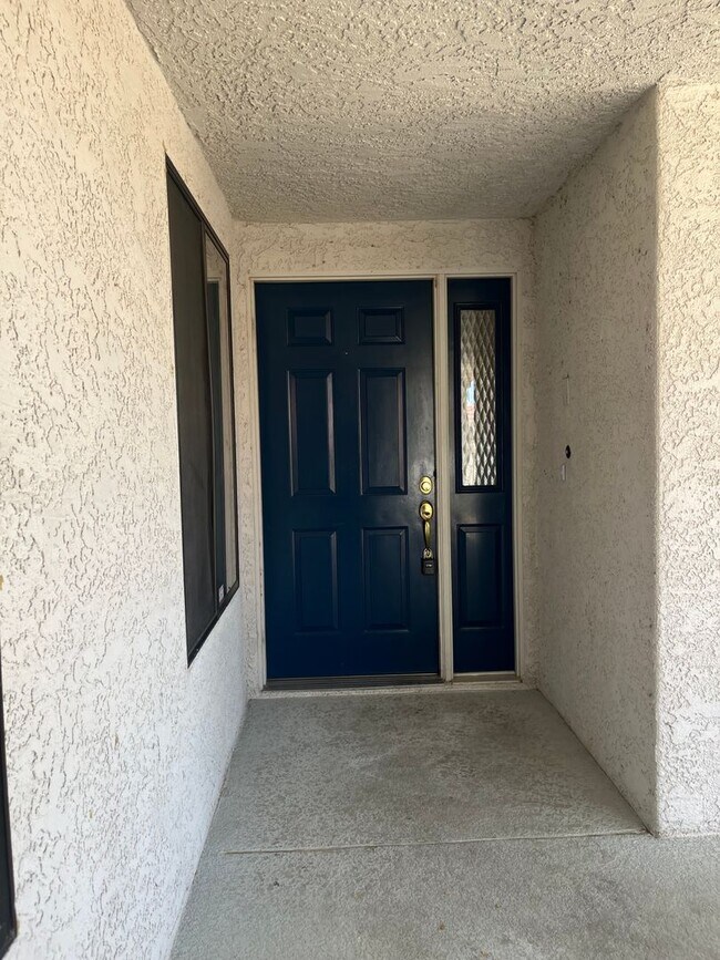 Building Photo - 3 Bed, 2 Bath in Gated Community with Lake...