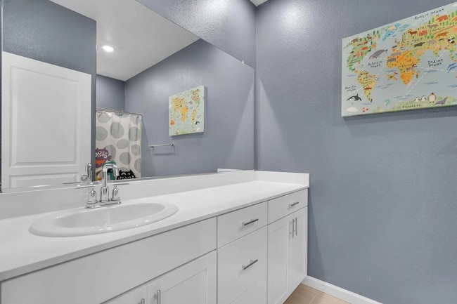 Building Photo - Beautiful Energy Efficient Hayward Townhome w/ Modern Updates