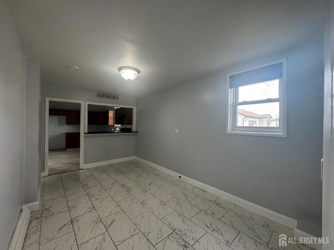 Building Photo - 556 Roosevelt Ave