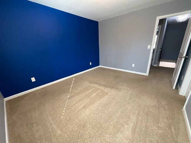 Building Photo - Large 5 bedroom home in Established Neighborhood ready to rent!