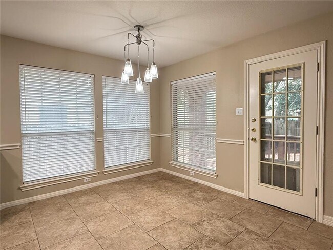 Building Photo - 10013 Valona Dr