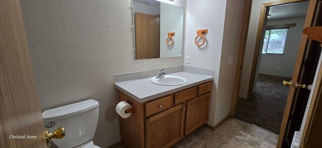 Building Photo - 3 bedroom 1 bath in Shorecrest Neighborhood