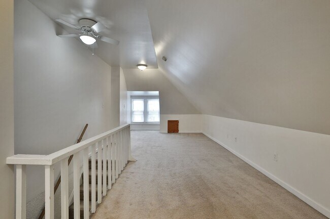 Building Photo - Large 5 Bedroom North Campus Townhouse - 1st house from High Street