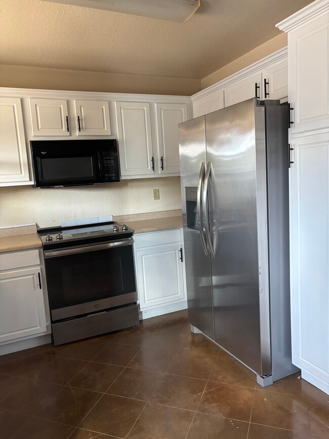 Building Photo - 1115 Oakridge Dr