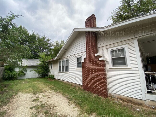 Building Photo - $925 - 2 bed 1 bath - Home with a fenced yard and garage