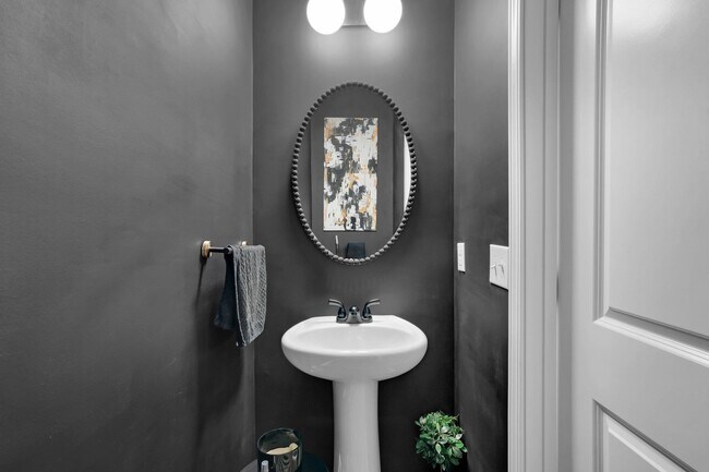 Building Photo - Bright & Welcoming 5-Bedroom Home in Richmond Hill, GA