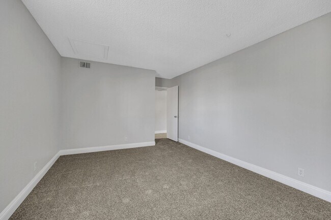 Building Photo - Upgraded 2 bedroom in gated community