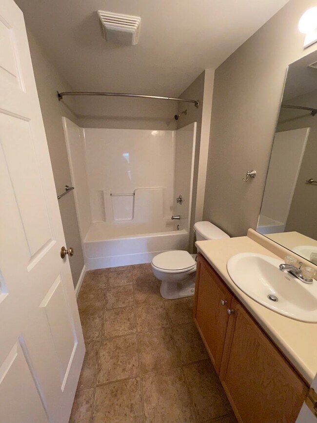 Building Photo - 2 Bedroom 2 Bath Unit-Available Now!