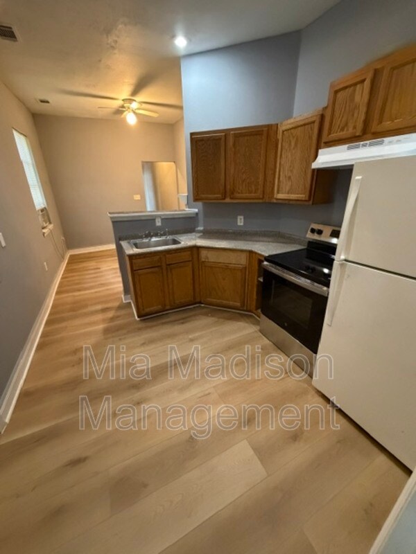 Building Photo - 723 W 42nd St