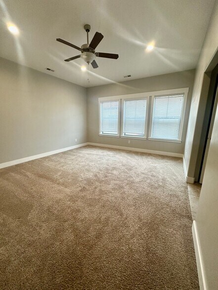 Building Photo - 5545 Sicily Ln