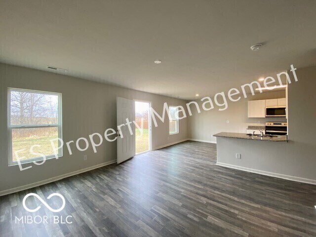 Building Photo - 2608 W Kings Cyn Dr