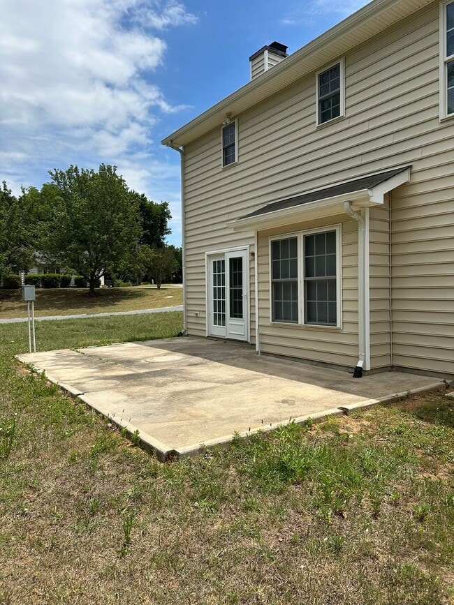 Building Photo - 3 Bedrooms and 2.5 Bathroom