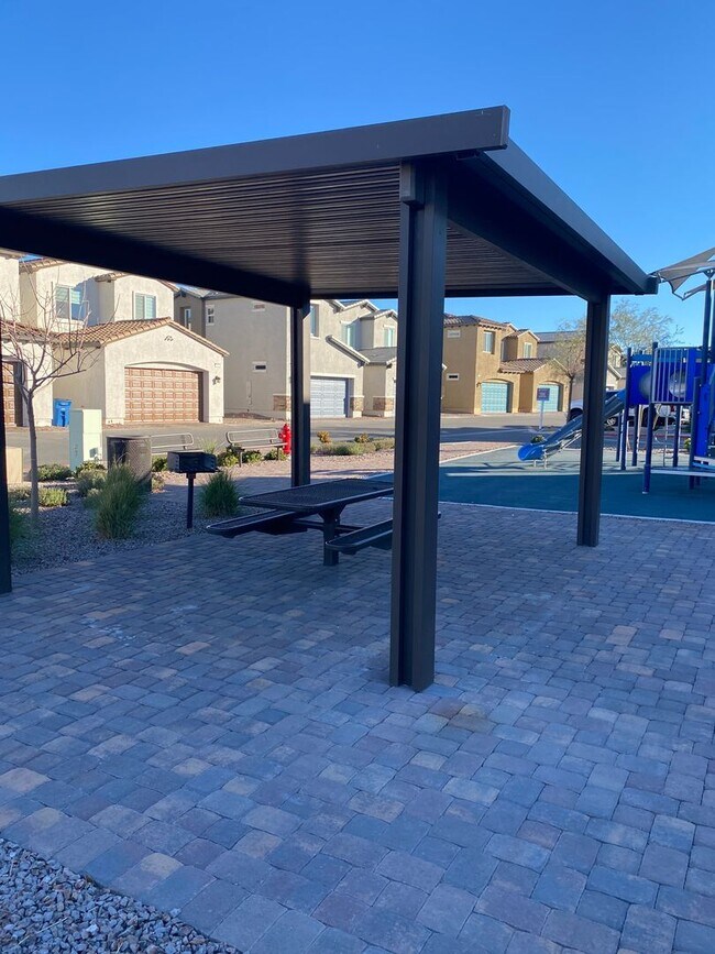 Building Photo - AMERICANA Property Mgmt - 3beds - 2 1/2baths Newly Townhouse in Henderson.