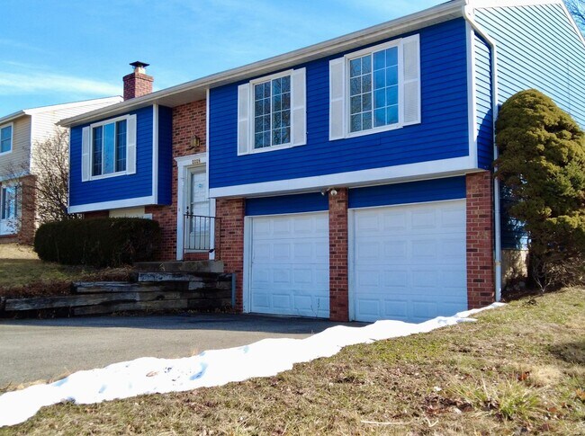 Building Photo - Spacious 3BR Bi-Level Home with 2-Car Garage in Reynoldsburg – $1,850/mo