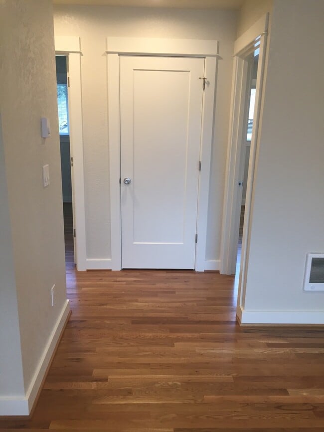 Building Photo - New Modern Remodel 2br Hardwoods Quartz DW...