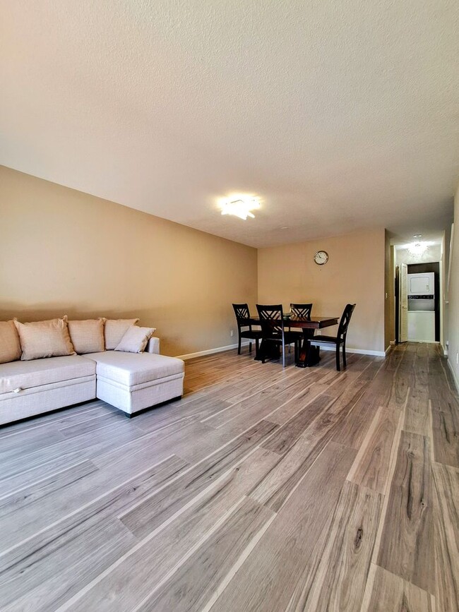 Building Photo - Beautiful Two-Story Condo With Pool, Hot T...