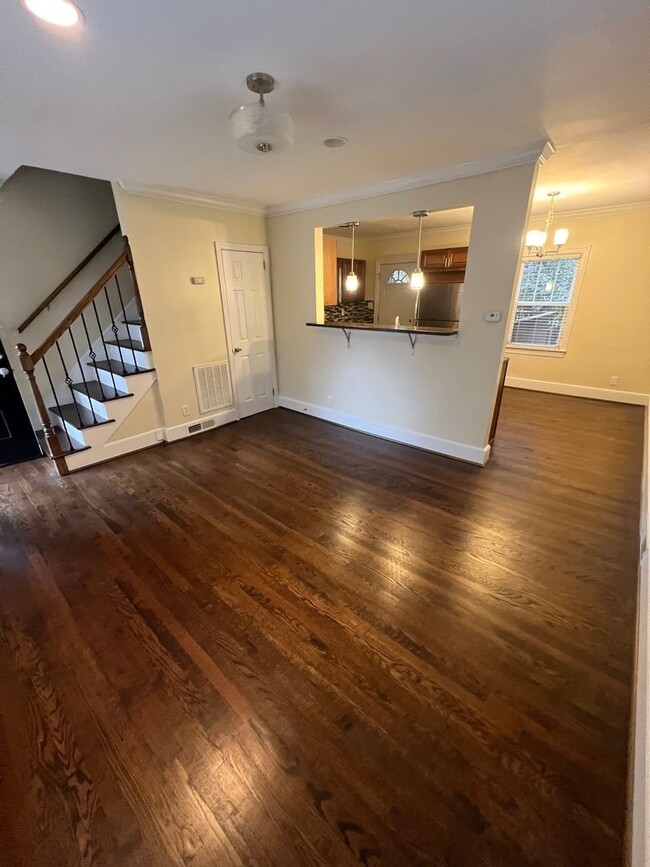 Building Photo - Beautiful 2 Bed 1 Bath duplex unit in the ...