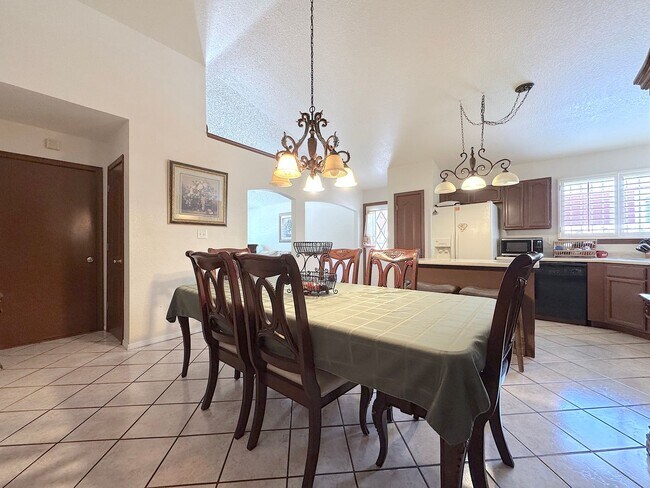 Building Photo - East El Paso 3bed/2bath Refrig A/C!
