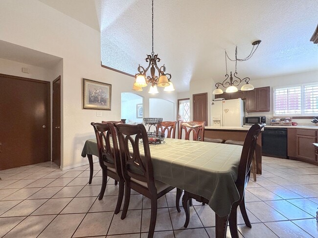 Building Photo - East El Paso 4bed/2bath Refrig A/C!