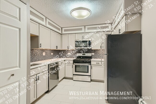 Building Photo - Convenient Living in Downtown Oak Park