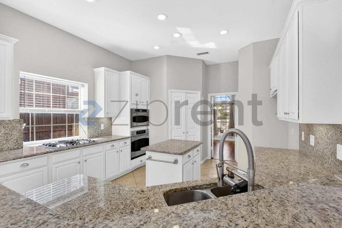 Building Photo - 909 Parker Dr