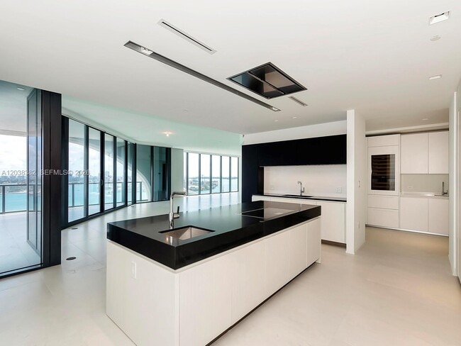 Building Photo - 1000 Biscayne Blvd