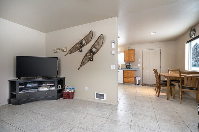 Building Photo - Fully furnished w/ internet and utilities included