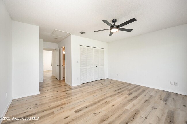 Building Photo - 2230 Golf Isle Dr