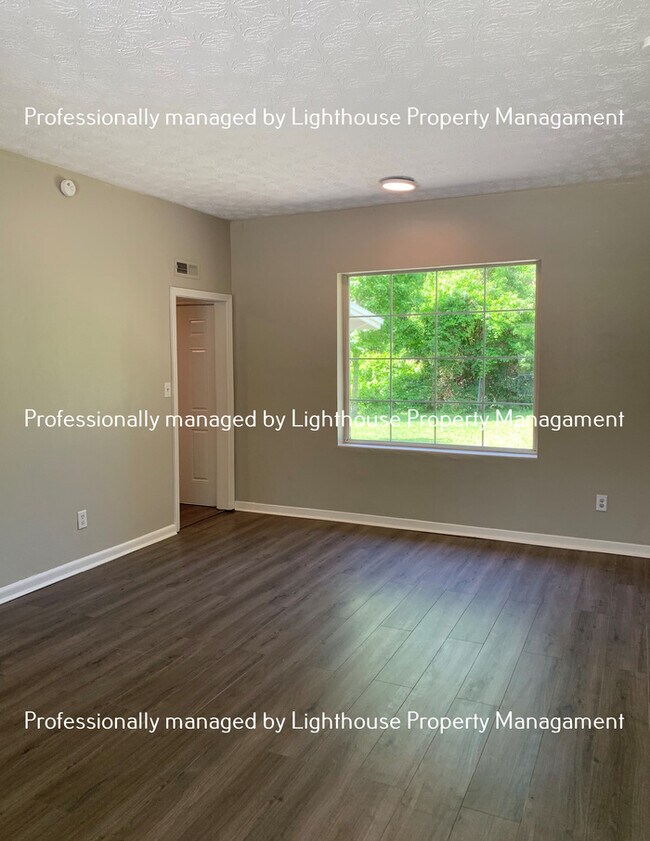 Building Photo - Bright 3 Bedroom Home With Open Layout And Storage Space