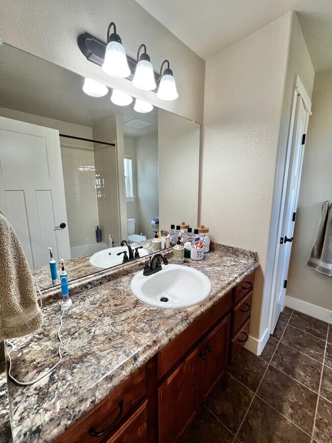Building Photo - Beautiful 5 Bed House in North Fort Collins!