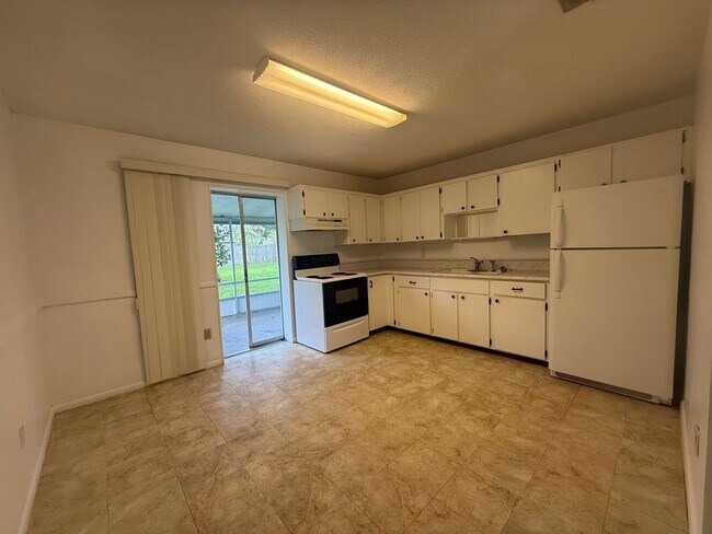 Building Photo - Charming 2 bedroom 1.5 bathroom home