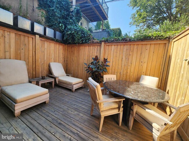 Building Photo - 2402 Lombard St