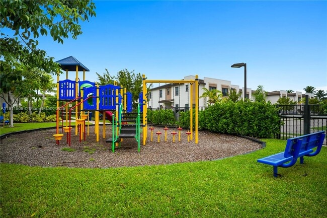 Building Photo - 909 NE 211th St